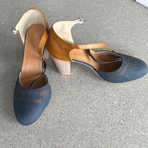 NWOT Zulily t-strap pumps blue and tan size 40/9
